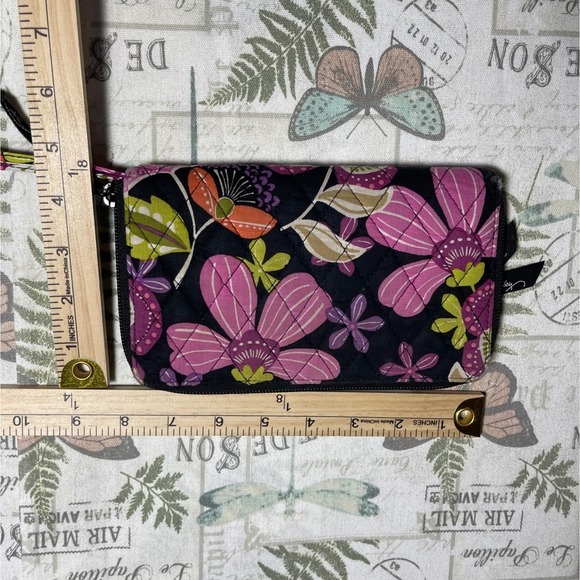 Vera Bradley Zip Around Wallet Black‎ Floral Quilted - Picture 4 of 4